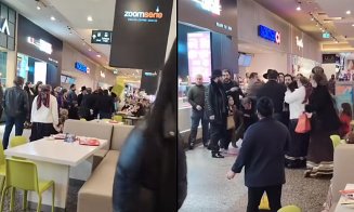 Bătaie cu scaune la food-court într-un mall din Cluj-Napoca / ”Eu am crezut că filmează Mircea Bravo”