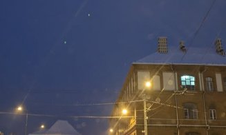 Ninsori abundente la Cluj, prima zi de școală: ''Copiii merg pe carosabil pentru că trotuarele sunt nefolosibile. Arterele mari arată rău, iar stațiile de autobuz sunt acoperite complet de zăpadă''