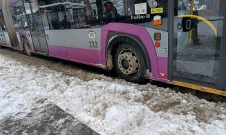 Stații îngropate în zăpadă și trotuare impracticabile la Cluj: pietonii merg pe carosabil. Ce amenzi riscă cei care nu curăță