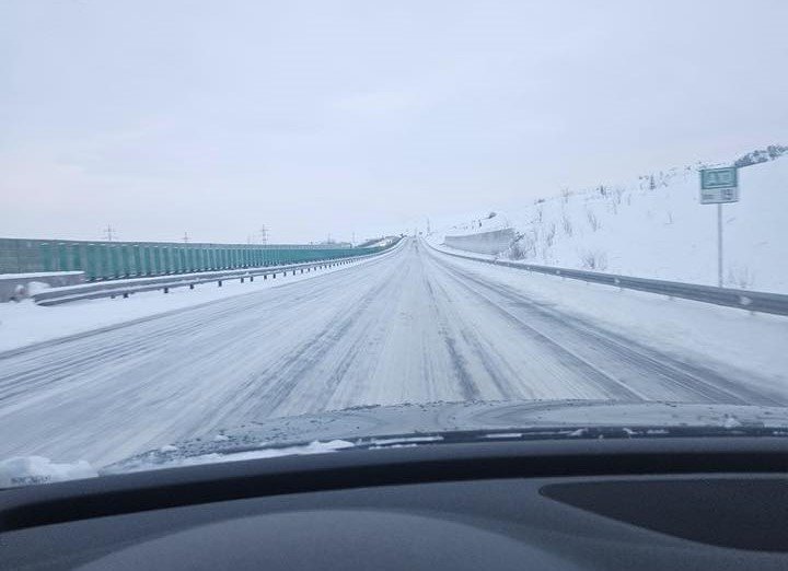Circulație îngreunată pe Autostrada Transilvania. Șoferii se descurcă cu greu: „Drumul n-a văzut antiderapant” / „Bandă deszăpezită de cauciucurile mașinilor”