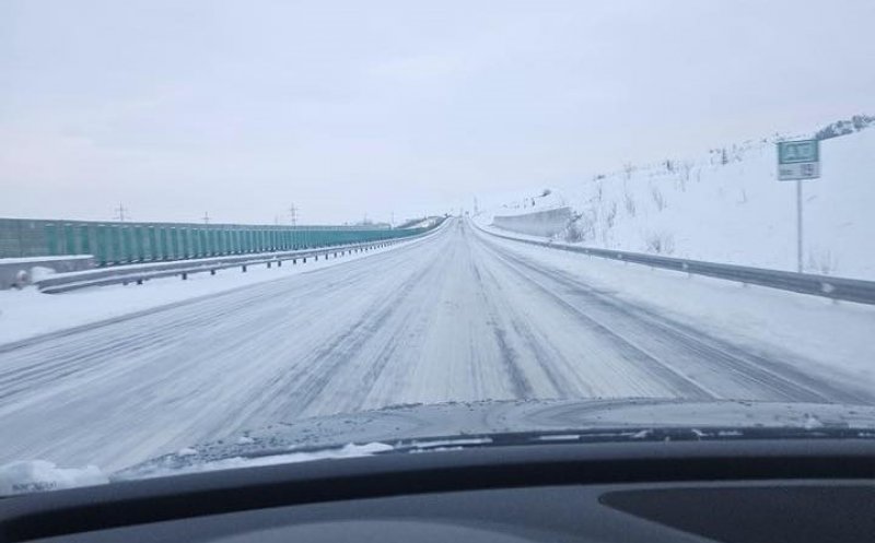 Circulație îngreunată pe Autostrada Transilvania. Șoferii se descurcă cu greu: „Drumul n-a văzut antiderapant” / „Bandă deszăpezită de cauciucurile mașinilor”
