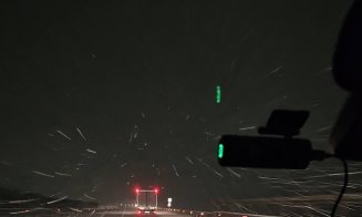 Circulație îngreunată pe Autostrada Transilvania. Șoferii se descurcă cu greu: „Drumul n-a văzut antiderapant” / „Bandă deszăpezită de cauciucurile ma