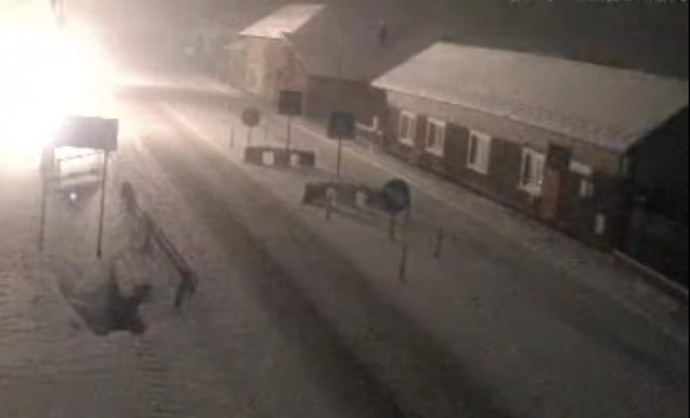 Momentul în care un camion scapă de sub control și lovește un stâlp la Iclod, Cluj