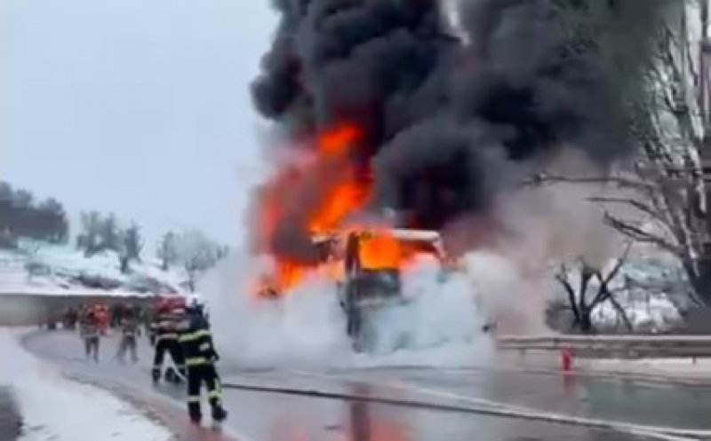 Autocar în flăcări într-un județ vecin. 47 de pasageri, adăpostiți într-o școală