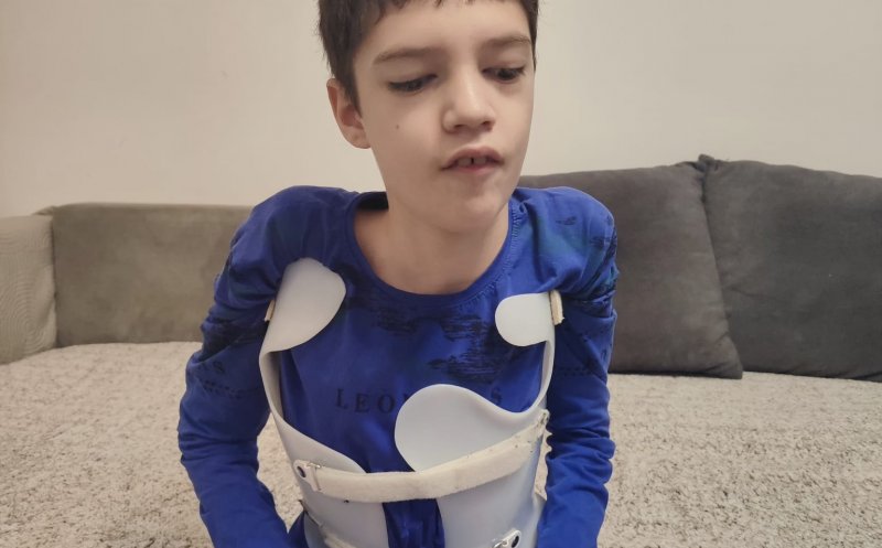 Pentru un băiețel de 13 ani fiecare respirație a devenit o luptă. O luptă pentru viață. Totul depinde de o intervenție chirurgicală