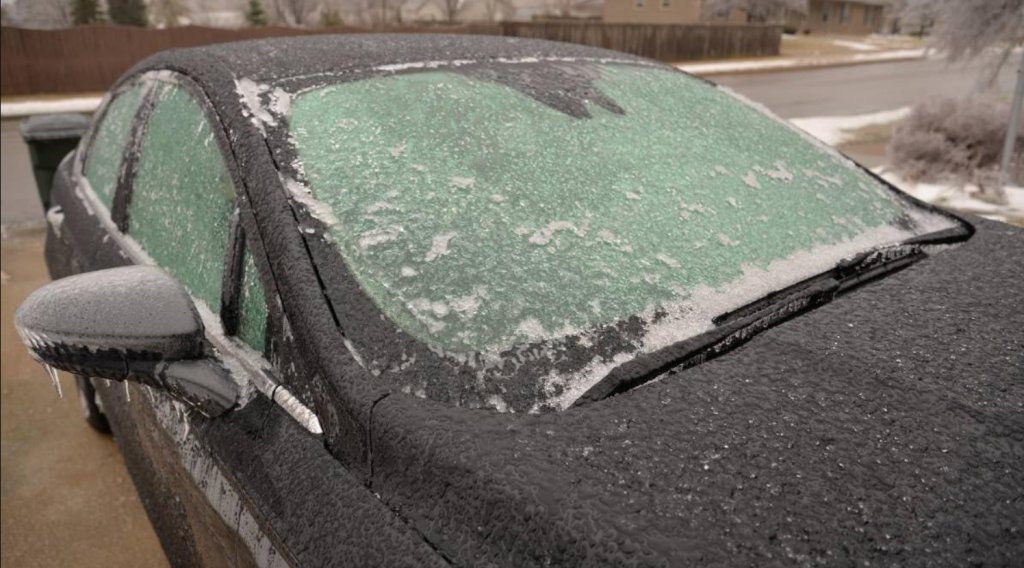 Dezghețarea mașinii pe ger extrem: metoda „secretă” ignorată de mulți șoferi. Scapi de gheață în câteva minute