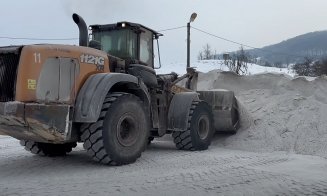 Sute de camioane la coadă la o salină din Cluj. Într-o singură zi cantitatea de sare pentru drumuri încărcată e mai mare decat s-a vândut toată iarna 