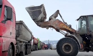 Sute de camioane la coadă la o salină din Cluj. Într-o singură zi cantitatea de sare pentru drumuri încărcată e mai mare decat s-a vândut toată iarna 