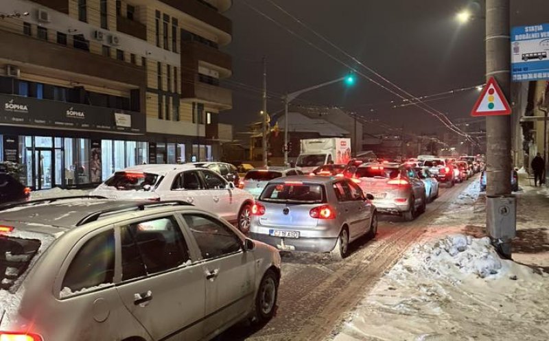 Noi IMAGINI cu traficul blocat de marți, 13 / ”Nu și-au luat permis și pentru zăpadă...” / ”În loc să faceți un fermoar, vă înghiesuiți toți să treceți primii!”