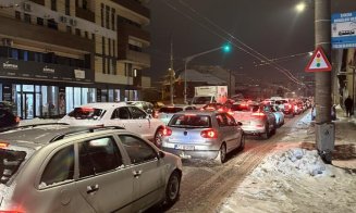 Noi IMAGINI cu traficul blocat de marți, 13 / ”Nu și-au luat permis și pentru zăpadă...” / ”În loc să faceți un fermoar, vă înghiesuiți toți să treceti primii!”
