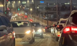 Noi IMAGINI cu traficul blocat de marți, 13 / ”Nu și-au luat permis și pentru zăpadă...” / ”În loc să faceți un fermoar, vă înghiesuiți toți să trecet