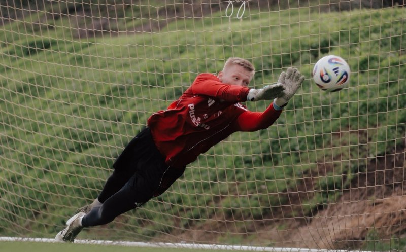 Primele imagini cu Otto Hindrich la Legia Vașovia. Ce a declarat portarul după semnarea contractului