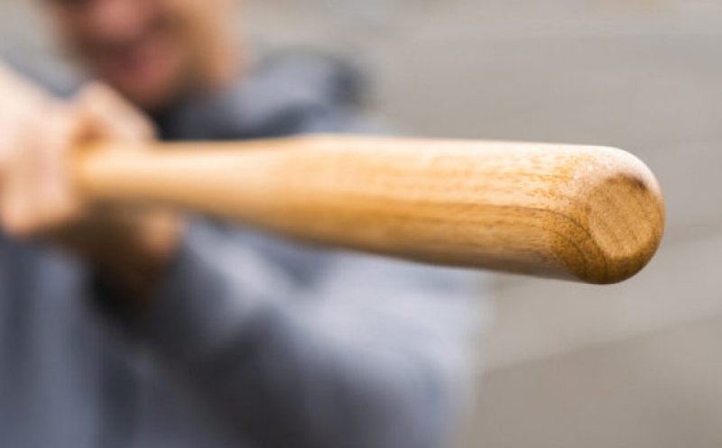 Elev bătut cu sălbăticie cu o bâtă de baseball în curtea unui liceu