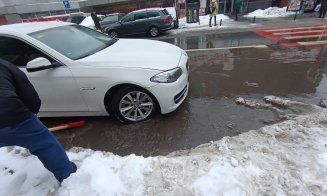 S-a dat ”dezlegare” la stropit pietonii! Se topesc munții de zăpadă de pe marginea drumurilor și se transformă în... lacuri