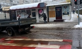 S-a dat ”dezlegare” la stropit pietonii! Se topesc munții de zăpadă de pe marginea drumurilor și se transformă în... lacuri