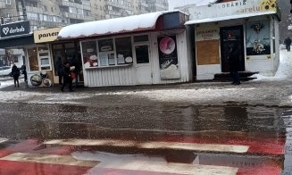 S-a dat ”dezlegare” la stropit pietonii! Se topesc munții de zăpadă de pe marginea drumurilor și se transformă în... lacuri