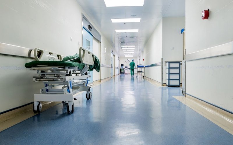 Caz de meningoencefalită într-o şcoală! Fata a fost diagnosticată inițial cu viroză respiratorie şi colică abdominală