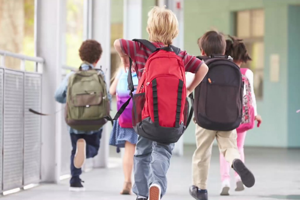 Elevii navetiști vor avea transport gratuit și pe perioada desfășurării examenelor