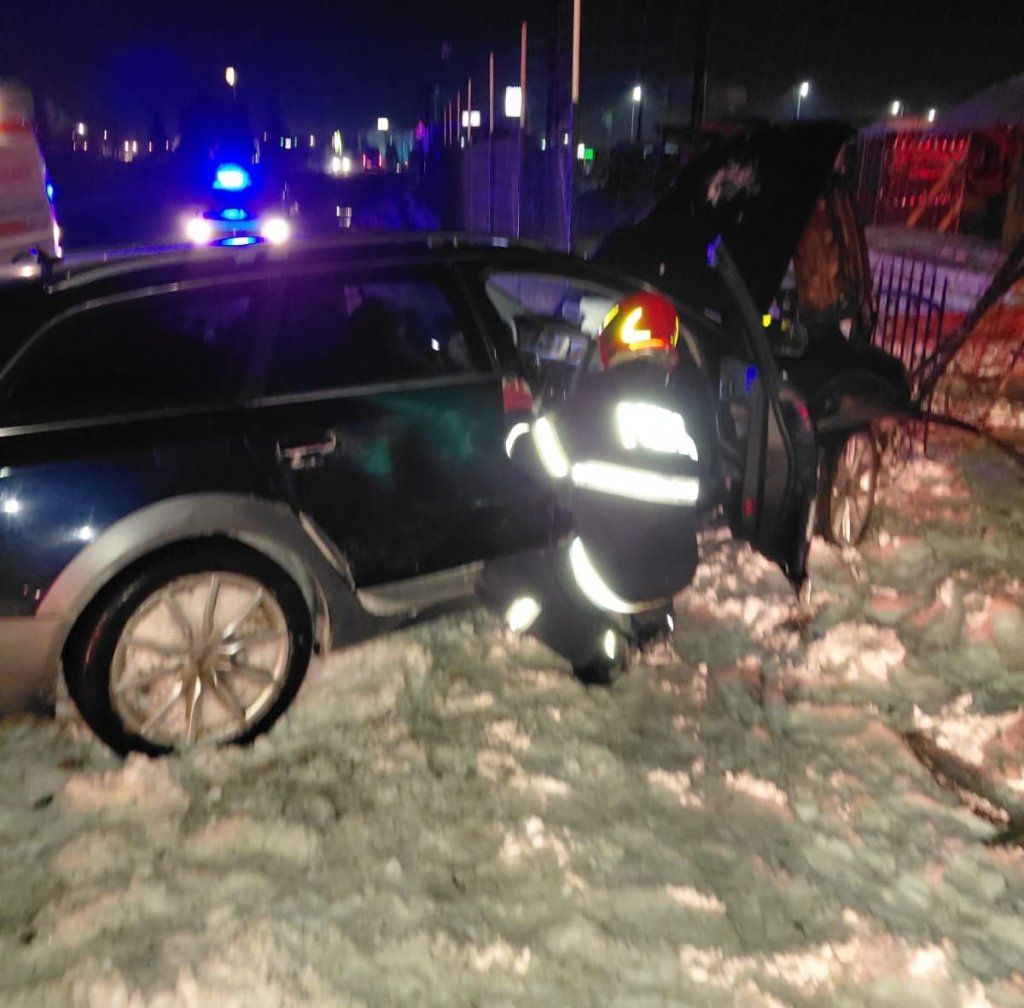 Accident între două mașini pe o stradă din Dej. Șoferii au ajuns la spital