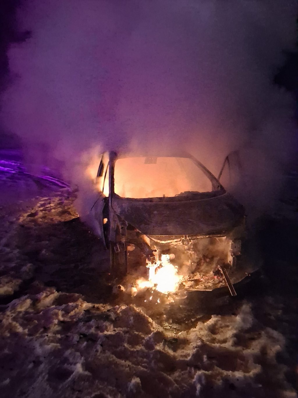 Mașină cuprinsă de flăcări într-o localitate din Cluj. S-a făcut scrum