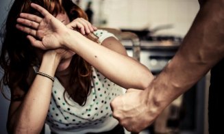 Tânăr din Gherla, reținut pentru violență în familie. Și-a bătut concubina și a încălcat ordinul de protecție la câteva ore după emitere