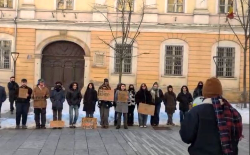 "Educația să fie un drept, nu un privilegiu!" Studenții, protest matinal în fața UBB față de majorarea taxelor universitare
