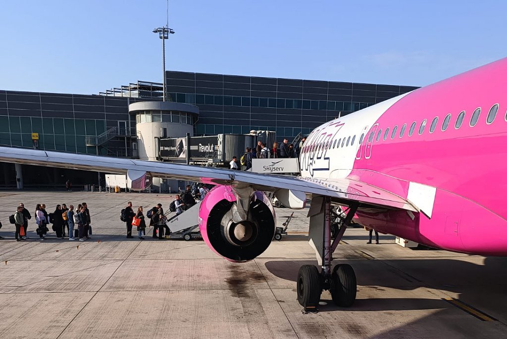 Parlamentul European votează azi legea care obligă companiile aeriene să ofere pasagerilor dreptul la un bagaj de mână gratuit