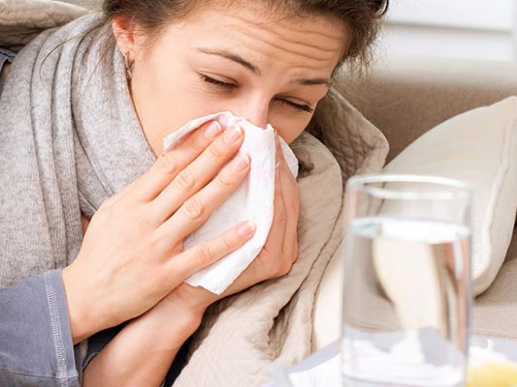 Te îmbolnăvești de la frig? Iată de ce răcești, de fapt, iarna