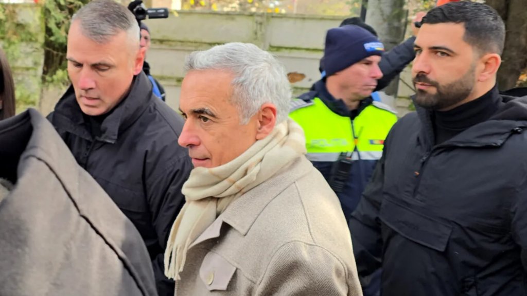 Călin Georgescu s-a prezentat la Curtea de Apel București. Susținătorii l-au întâmpinat cu drapele tricolore