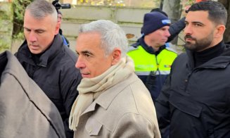 Călin Georgescu s-a prezentat la Curtea de Apel București. Susținătorii l-au întâmpinat cu drapele tricolore