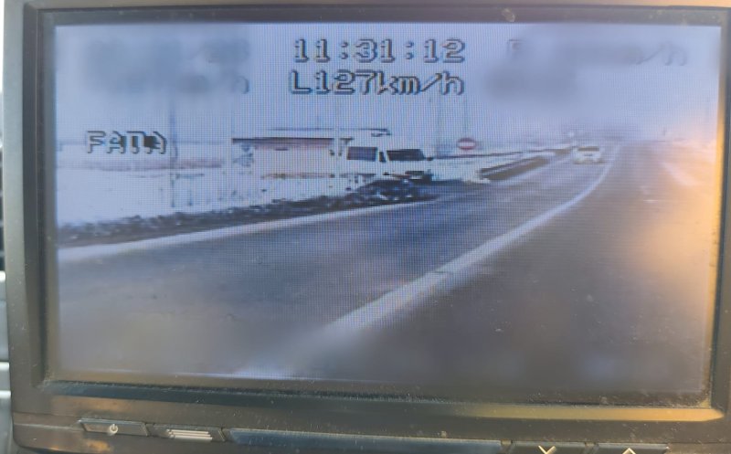 Un șofer a rămas pieton după ce a fost prins cu 127 km/h pe un drum din Cluj. Să vezi ce amendă uriașă trebuie să plătească!