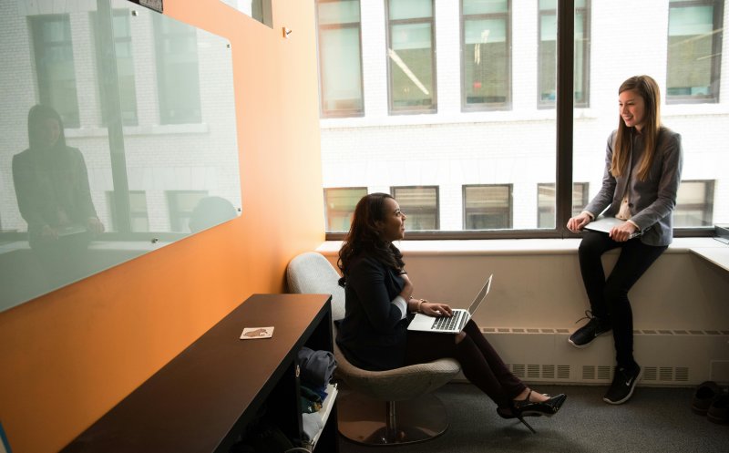 Inteligența artificială câștigă teren pe piața muncii: Jumătate dintre români spun că le va ușura viața în următorii ani. Cum îi ajută AI pe români