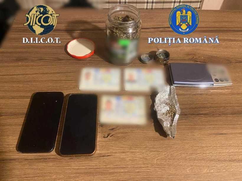 Doi tineri, reținuți după perchezițiile DIICOT. Drogurile ar fi ajuns la adolescenții implicați în uciderea lui Mario, băiatul de 15 ani găsit îngropat într-o grădină