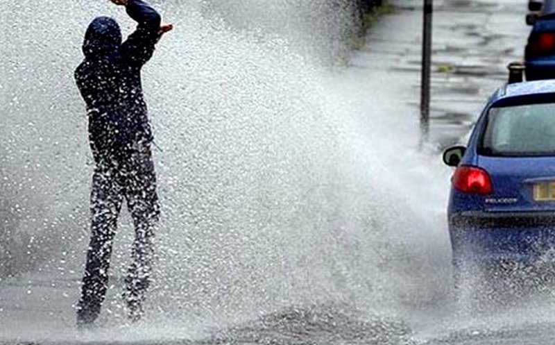 Cei care ”aghezmuiți” pietonii fără jenă din cap până în picioare, cum stați cu motoarele? Liber la blesteme pe Facebook: ”Să-i crepe motoru' pe mâine! Amin”