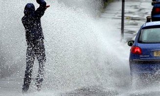 Cei care ”aghezmuiți” pietonii fără jenă din cap până în picioare, cum stați cu motoarele? Liber la blesteme pe Facebook: ”Să-i crepe motoru' pe mâine! Amin”