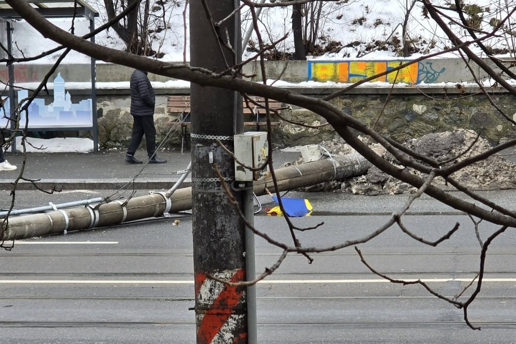 Incident pe o stradă din Cluj-Napoca: un stâlp s-a prăbușit pe carosabil