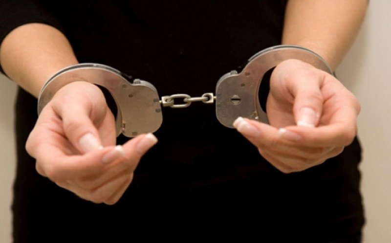 Caz de violență domestică la Cluj: femeie reținută după ce a împins un bărbat într-o ușă de sticlă