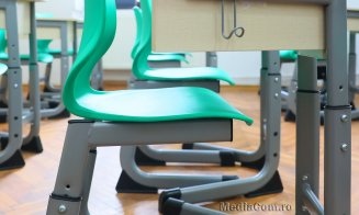 Primăria Turda clarifică controversele legate de noul mobilier școlar. „Schimbăm blaturile meselor și păstrăm scaunele ergonomice, conforme cu standar