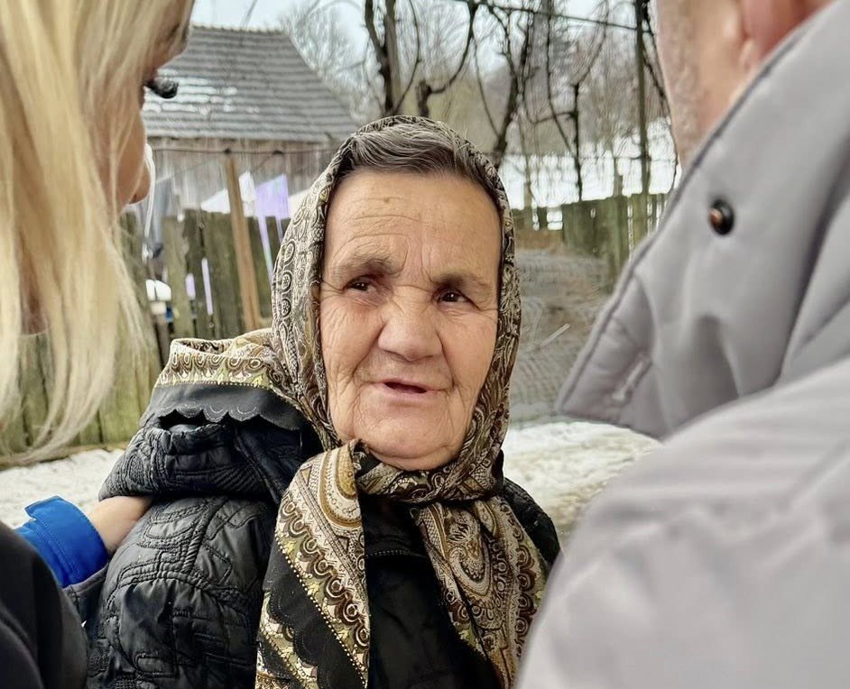 În ploaie și frig, pentru cei care au nevoie: O mână întinsă bunicilor din satele clujene. “N-am schimbat lumea, dar am arătat că ne pasă”