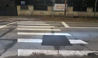 A început marea ”peticire” a șoselelor găurite din Cluj-Napoca / Unele petice par făcute de mântuială