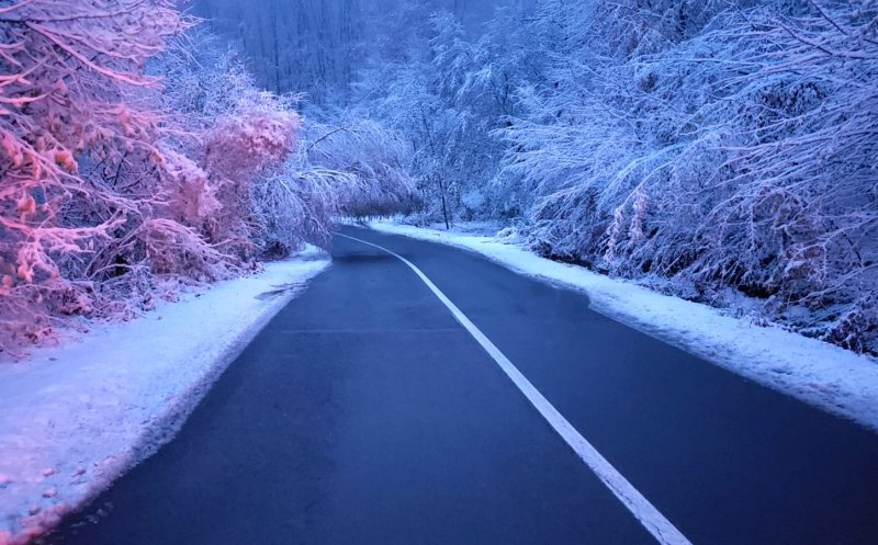 Polei pe unele drumuri județene din Cluj. Unde s-a intervenit cu material antiderapant