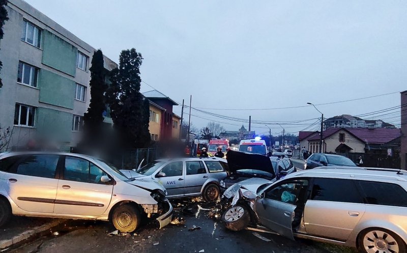 Accident cu cinci autoturisme în Turda. Două victime, transportate la spital