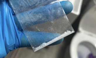 Doi bărbați și o femeie, reținuți pentru trafic de droguri în Cluj. Stupefiantele erau vândute în principal elevilor