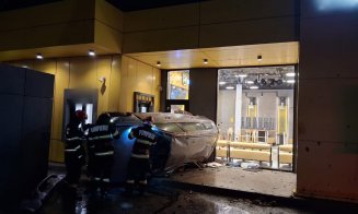 ACCIDENT noaptea trecută în Florești. Mașină răsturnată, cu roțile pe pereții unui restaurant de la VIVO