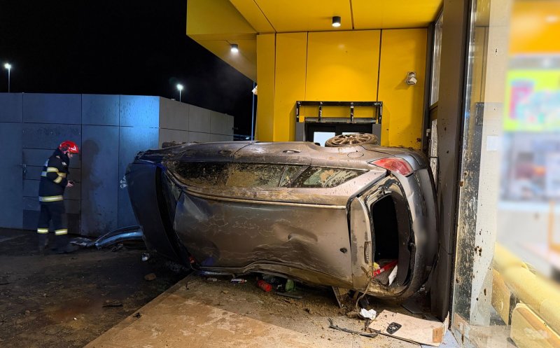 Ce transmit polițiștii clujeni despre accidentul cu mașina care a intrat în restaurant la VIVO / Șoferul care a reușit ”performanța” NU avea permis