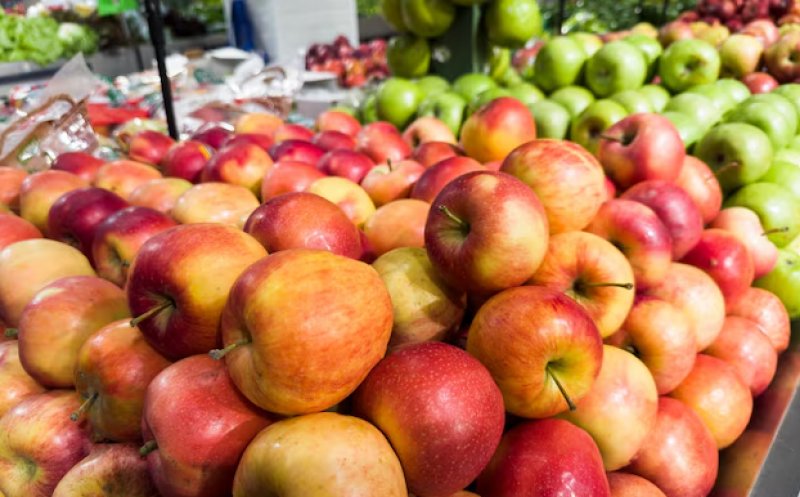 ”Cocktailuri” de pesticide toxice în 85% din merele din supermarketuri: ”Dacă ar fi vândute ca alimente procesate pentru bebeluși, nici nu ar fi permise”
