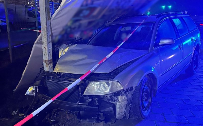 Tânăr mort de beat, reținut de polițiști după ce s-a înfipt cu mașina într-un stâlp în Florești: "Nici nu conștientiza pe deplin de ce se află la volan"