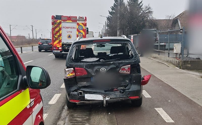 Accident în Cluj între două mașini: Bărbat transportat de urgență la spital. La fața locului a intervenit o ambulanță SMURD