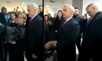 ”Fanii” lui Georgescu i-au spus un Tatăl Nostru pe holurile Tribunalului. Cum le-a ignorat fostul candidat la prezidențiale momentul de evlavie