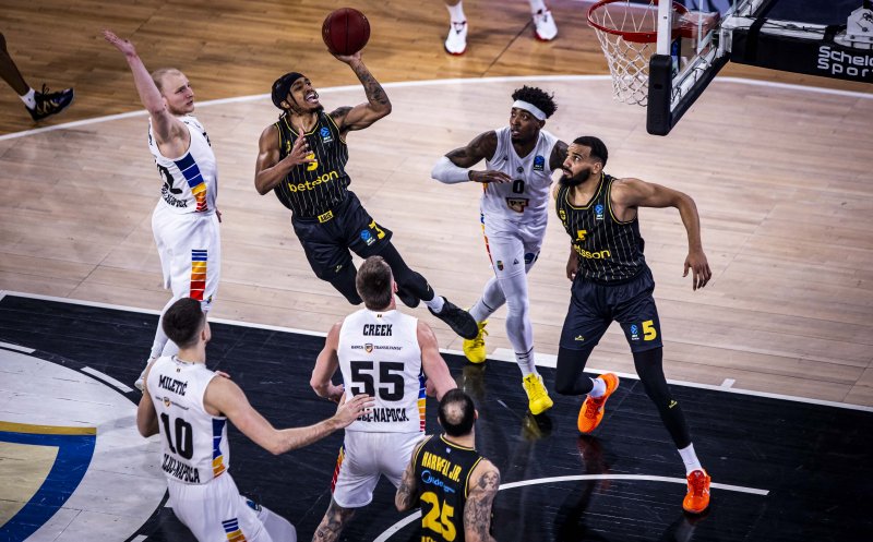 Victorie în ritm de tobe. U-BT învinge Aris și se califică în play-off-ul EuroCup